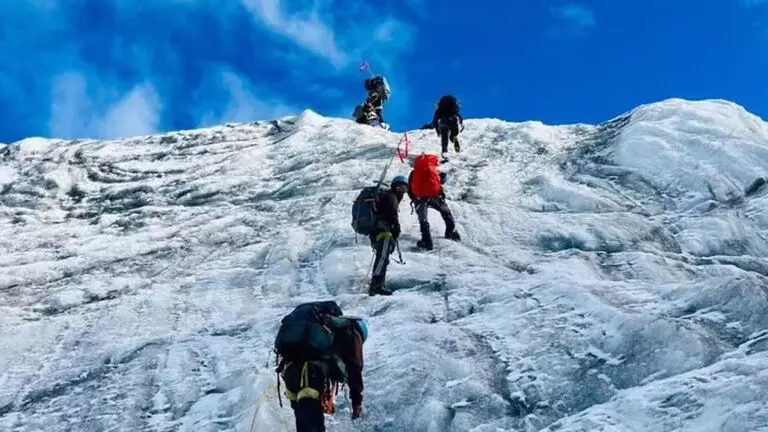 Arunachal में त्सांगयांग ग्यात्सो चोटी पर सफलतापूर्वक चढ़ाई की