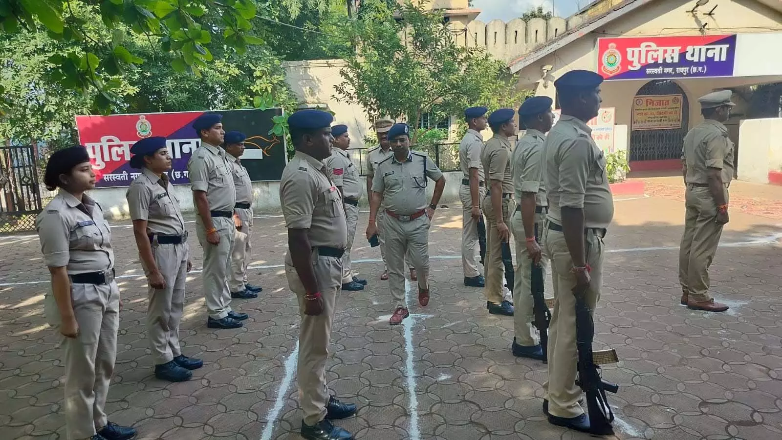 रायपुर SSP संतोष सिंह ने किया गोबरा नवापारा और सरस्वती नगर थाना का निरीक्षण