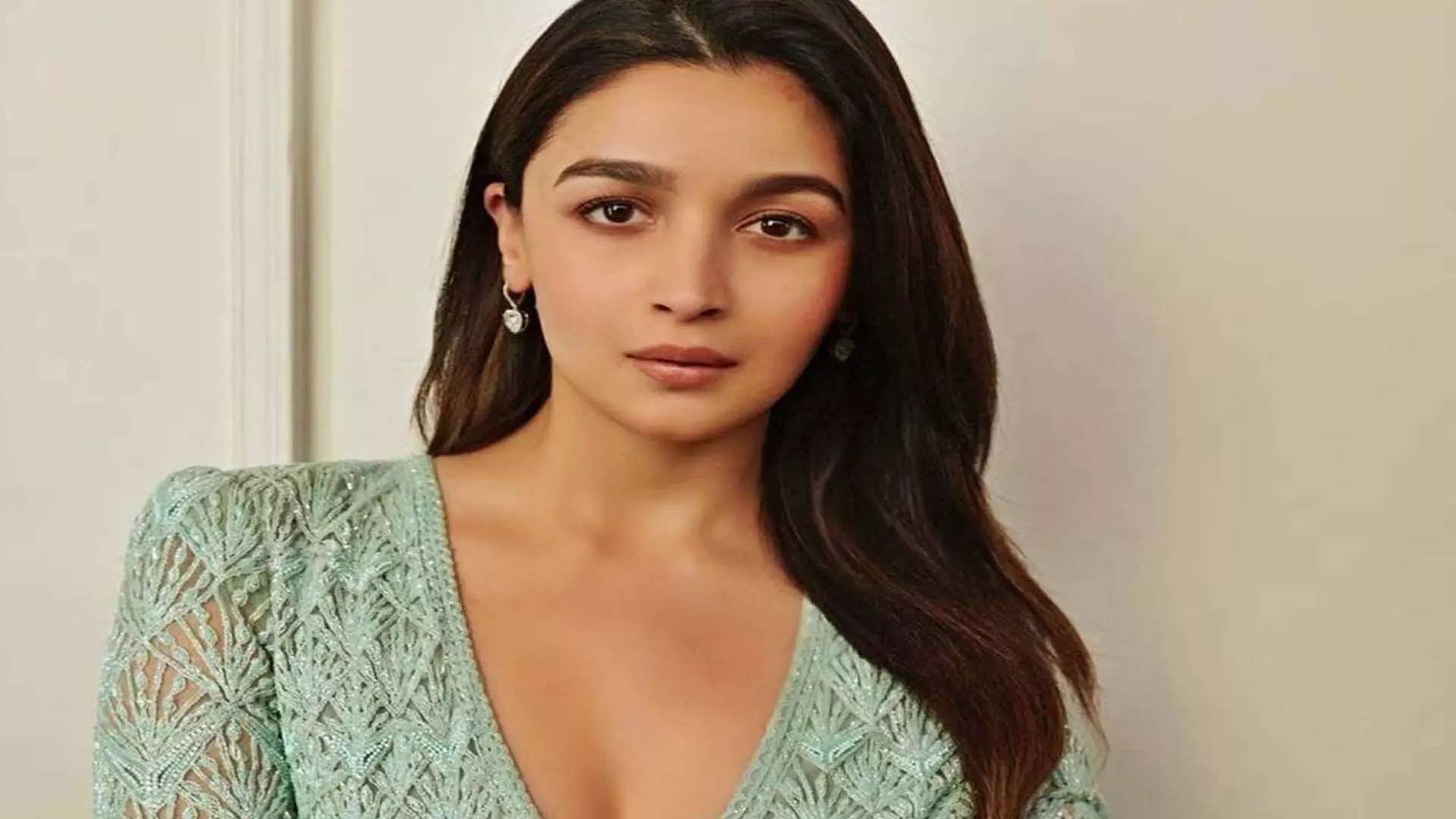 Alia Bhatts new photoshoot: जिगरा के लिए बिल्कुल सही समय पर बॉस लेडी लुक