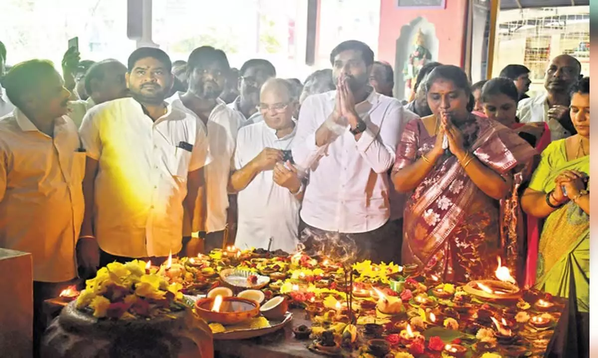 Andhra: वाईएसआरसी ने प्रायश्चित के लिए मंदिरों में पूजा-अर्चना की