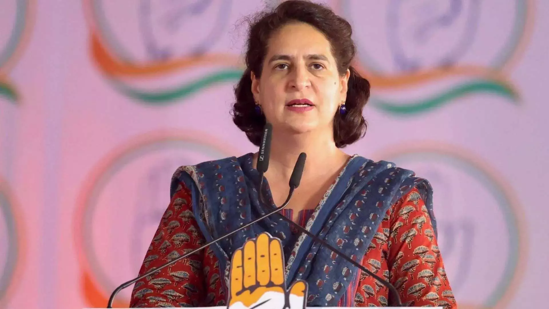 कांग्रेस जम्मू-कश्मीर में बाहरी-केंद्रित नीतियों को खत्म करेगी: Priyanka Gandhi