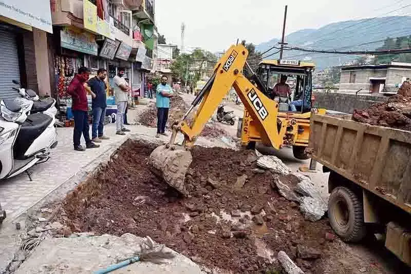 Himachal : मंडी-रेवालसर सड़क चौड़ीकरण परियोजना के लिए पीडब्ल्यूडी ने अवैध निर्माणों को हटाया