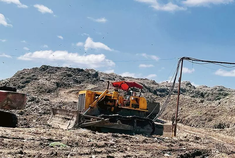 NGT के प्रतिबंध के बावजूद बंधवारी लैंडफिल साइट पर कचरा डंपिंग जारी