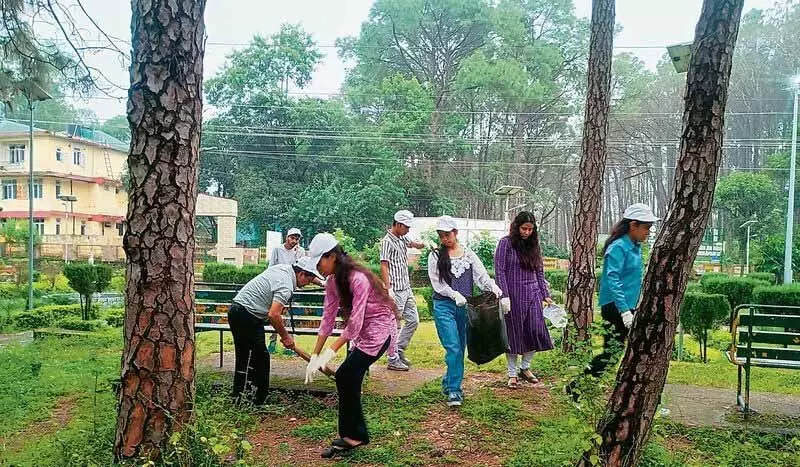 युवक केंद्र के स्वयंसेवकों ने की Hamirpur पार्क की सफाई