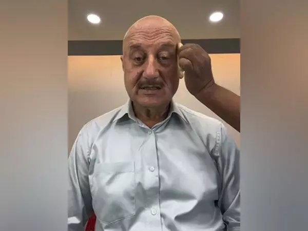 Anupam Kher ने वीकेंड रूटीन की झलक प्रशंसकों को दिखाई