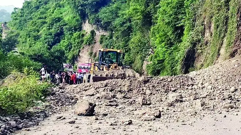 कांगड़ा में Highway पर दरका पहाड़, लंबा जाम