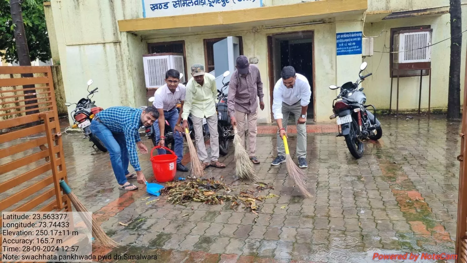 Dungarpur: क्लीन ऑफिस अभियान- छुट्टी के दिन सरकारी दफ्तरों में   साफ-सफाई