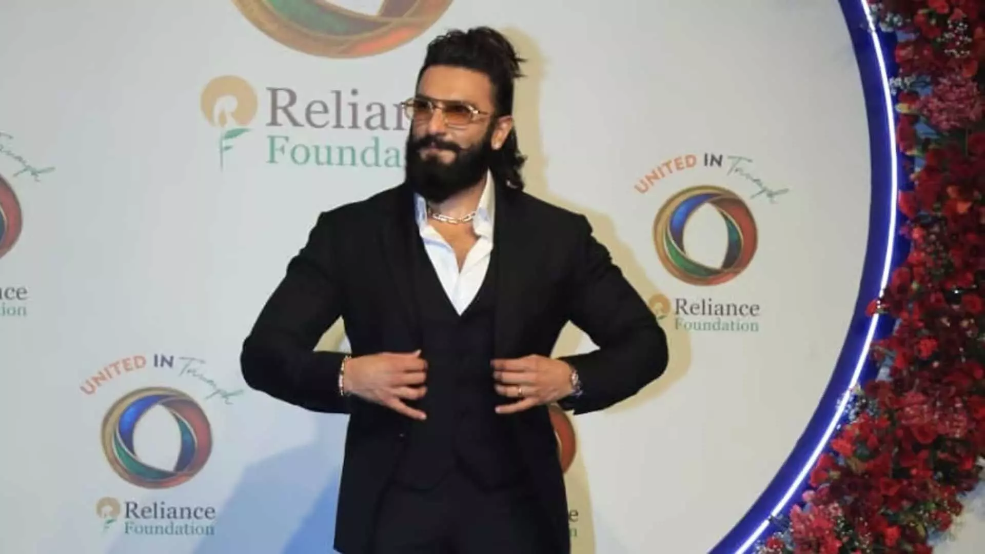 ‘बाप बन गया’, Ranveer Singh ने रिलायंस इवेंट में पैपराज़ी का उत्साहपूर्वक अभिवादन किया