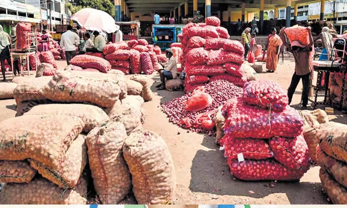 Andhra: प्याज की कीमतें उपभोक्ताओं की जेब पर भारी पड़ रही