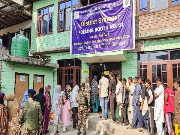 J-K चुनाव: 23 सरकारी अधिकारी निलंबित, 130 करोड़ रुपये जब्त