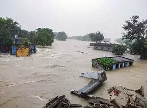 बिहार में बाढ़ की स्थिति गंभीर, 16 जिलों के 4 लाख लोग प्रभावित, कोसी का जलस्राव घटा