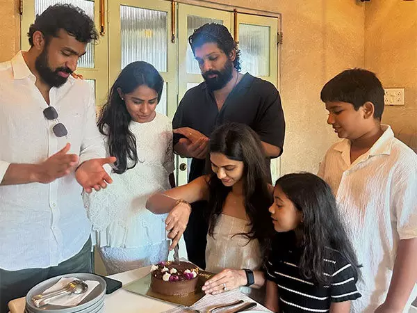 Allu Arjun ने पत्नी स्नेहा रेड्डी को उनके जन्मदिन पर खास जश्न के साथ सरप्राइज दिया