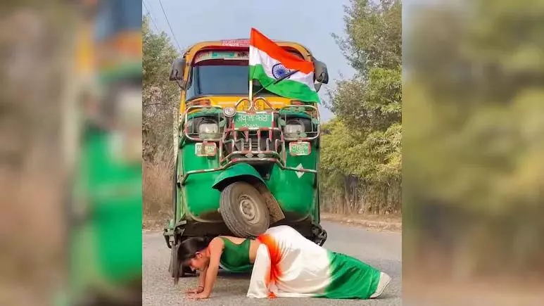 OMG: लड़की ने पीठ पर ऑटो रख किया ऐसा पुश-अप, देखें वायरल VIDEO