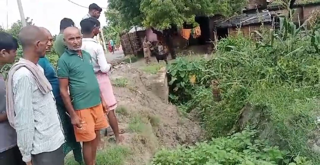 दबंगों ने बंद किया Culvert का मुंह, निकासी न होने से बारिश के पानी से दुश्वारी