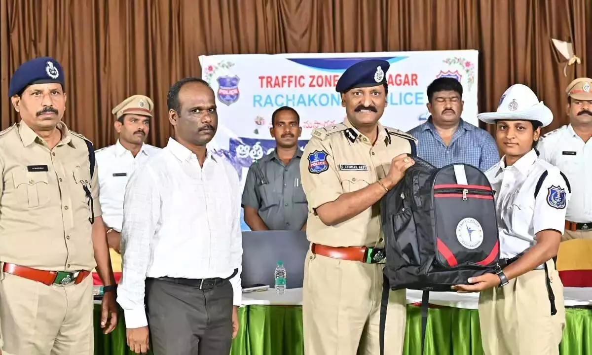 Telangana: राचकोंडा पुलिस आयुक्त ने यातायात कर्मियों को सम्मानित किया