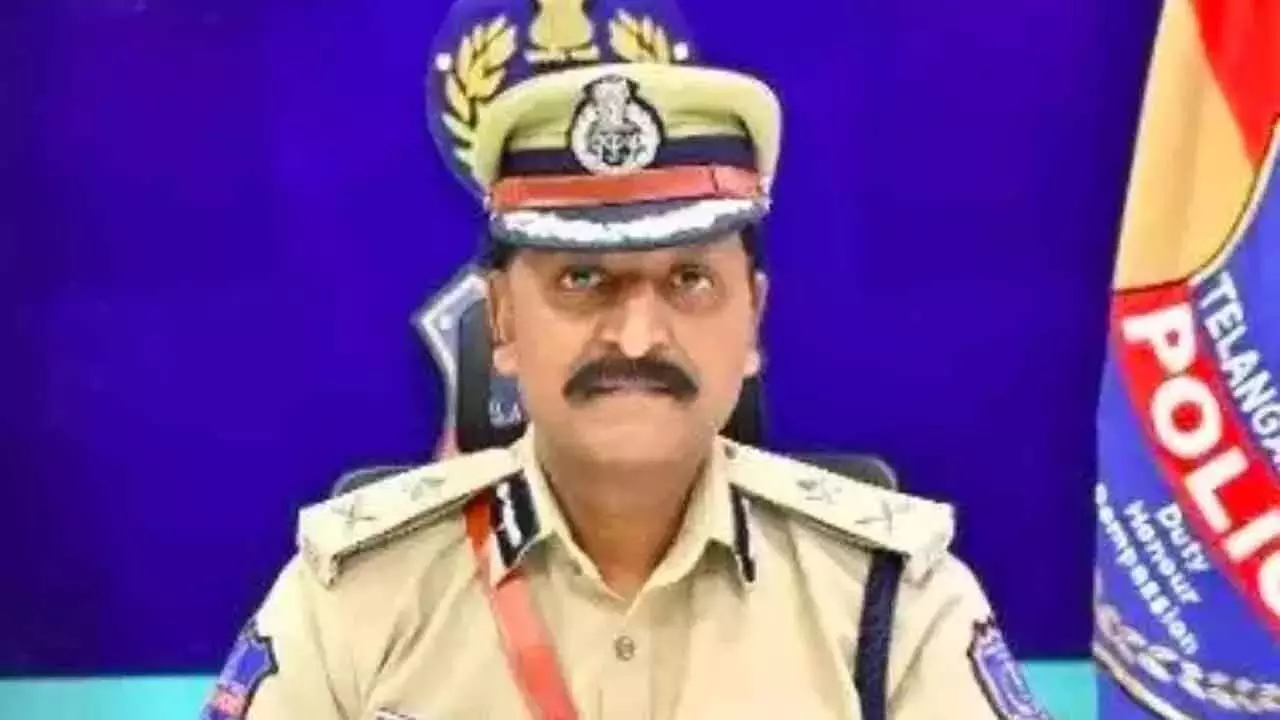 TG: सुधीर बाबू ने पुलिस कर्मचारियों को यातायात किट वितरित की