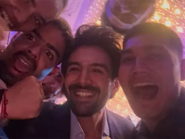 Kartik Aaryan ने पैरालिंपियन पदक विजेता नवदीप, प्रीति के साथ मजेदार वीडियो शेयर किया