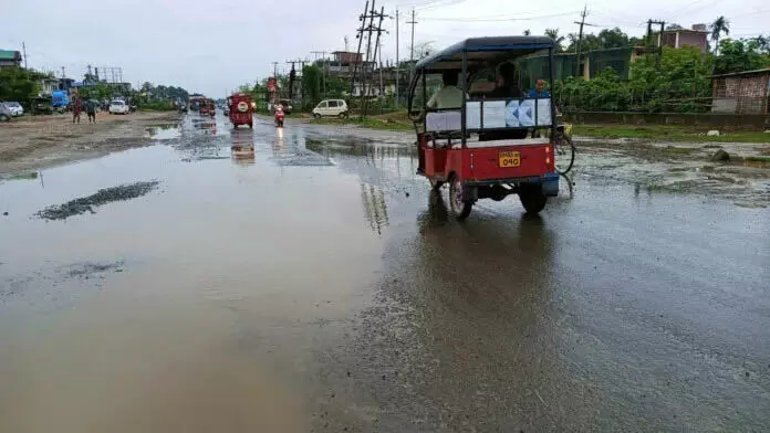 Assam Demo: बड़े गड्ढे में बारिश का पानी भरने से निवासी चिंतित