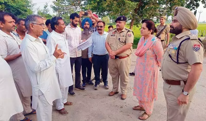 Fazilka DC, एसएसपी ने ग्रामीणों से पराली न जलाने का आग्रह किया