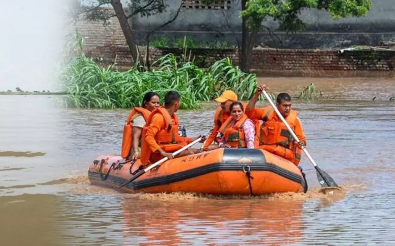 Chapra: बाढ़ से निबटने के लिए एनडीआरएफ की 12 टीमें तैनात