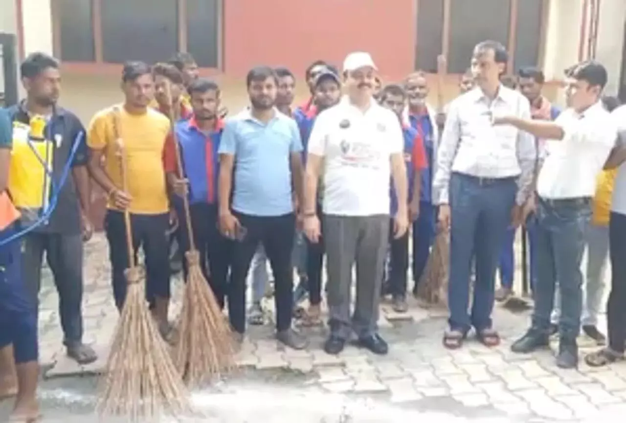 मथुरा कोर्ट में चलाया गया सफाई अभियान, जस्टिस आशीष गर्ग ने दिया स्वच्छता का संदेश