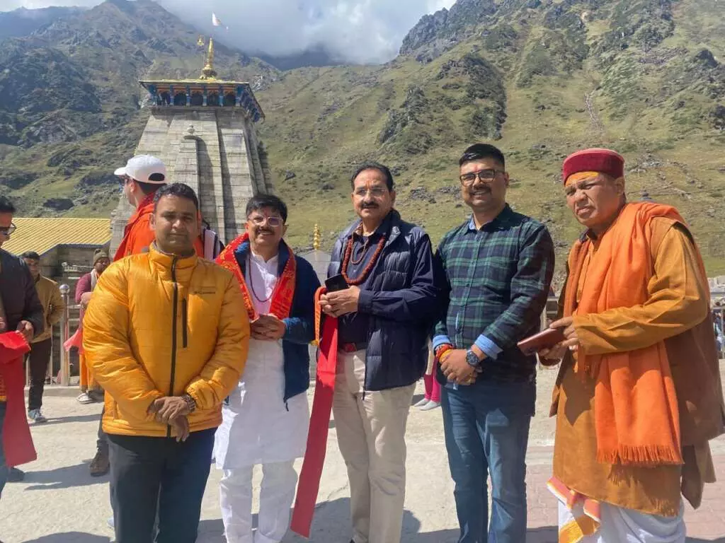 Kedarnath: मंदिर समिति ने हैलीपेड पर पंकज मोदी का स्वागत किया