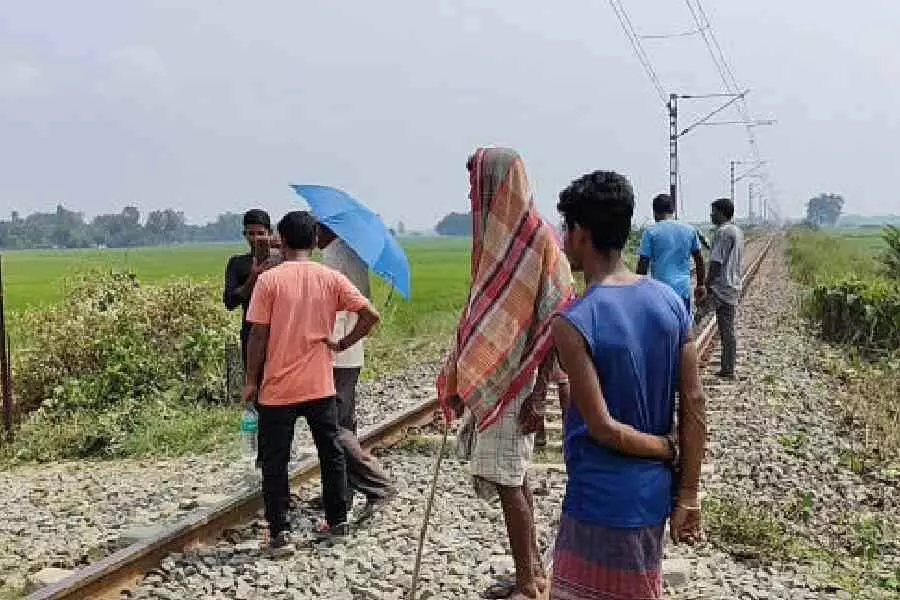 Raiganj: रेलवे की लाइफलाइन सड़क बंद करने की योजना का विरोध, निवासियों ने उठाई आवाज