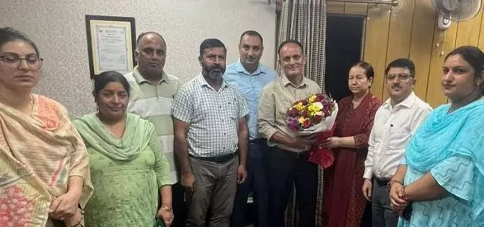 Jammu: सूचना विभाग ने विशेष सचिव सुरम चंद को विदाई दी