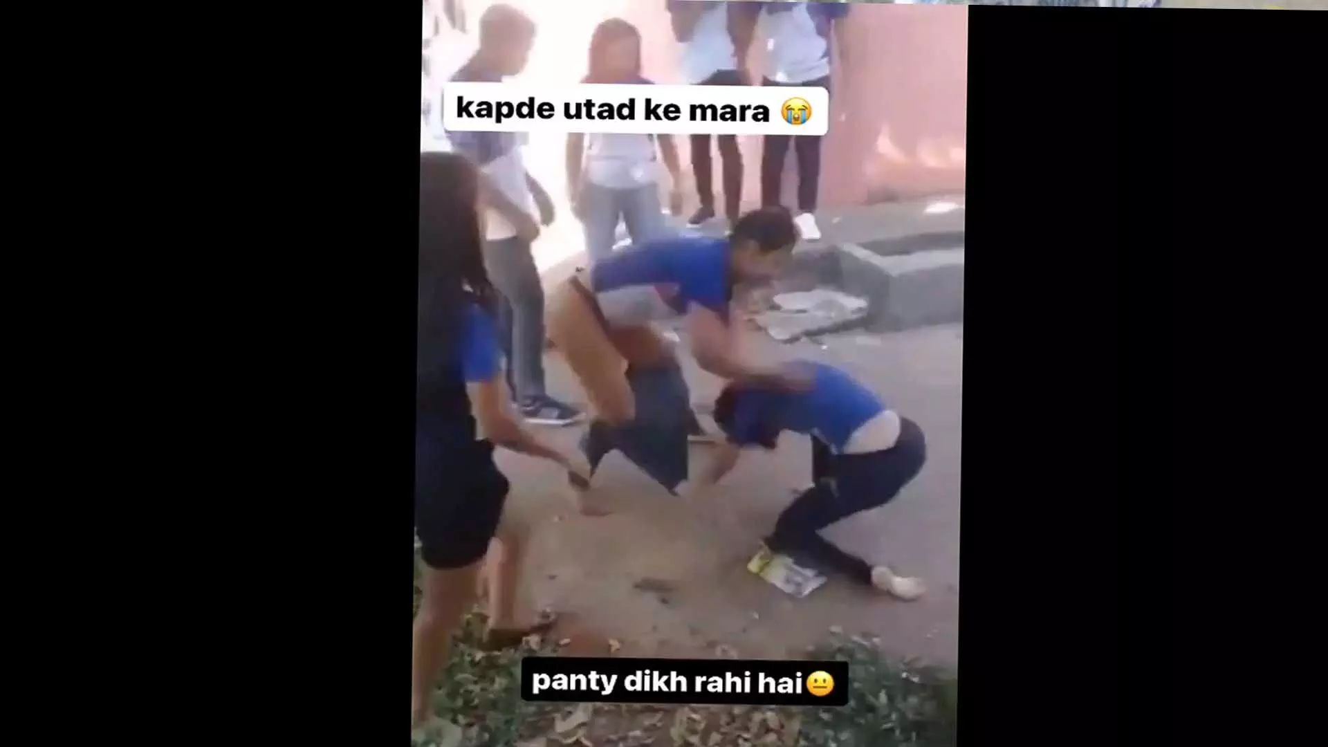 लड़कियों के बीच जमकर हुई मारपीट, उतार दिए एक-दूसरे के कपडे, देखें VIDEO...