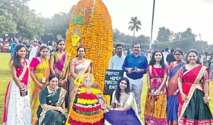 MLR इंस्टीट्यूट ऑफ टेक्नोलॉजी में छात्रों और शिक्षकों ने मनाया बतुकम्मा उत्सव