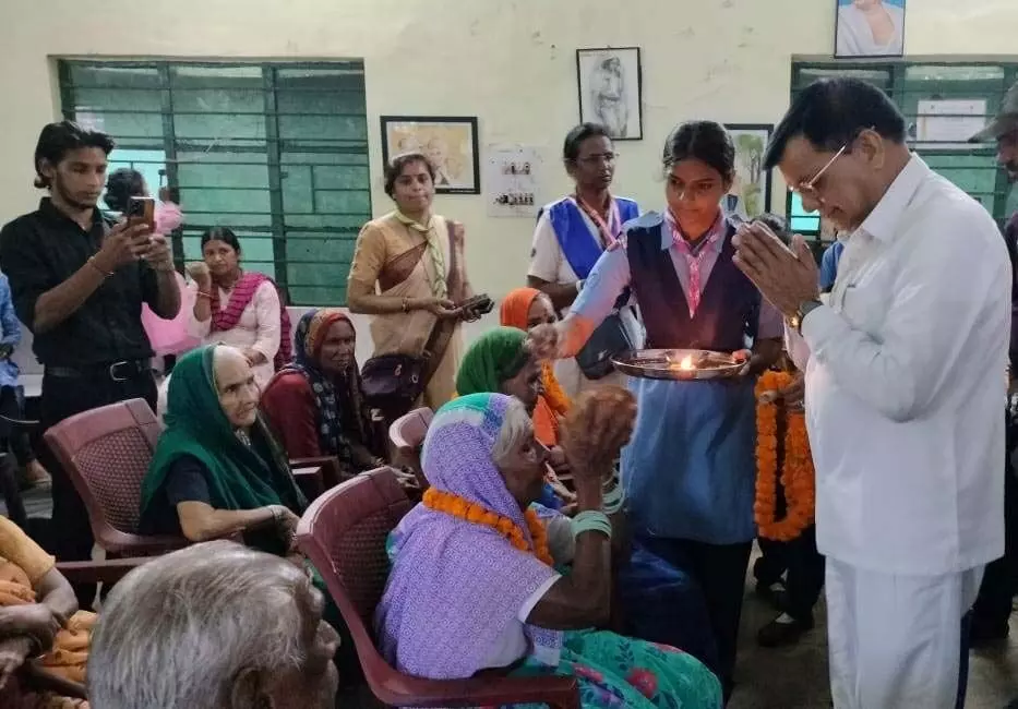 जो बुजुर्गों का सम्मान करता है, ईश्वर की कृपा उस पर रहती है: मंत्री देवांगन