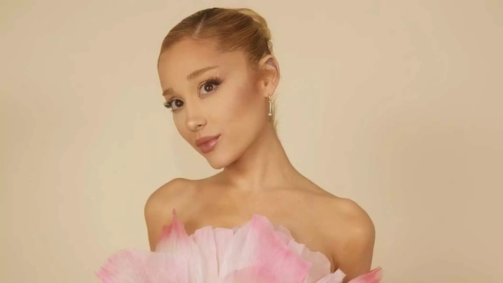 Ariana Grande ने बूब जॉब और ब्राजीलियन बट लिफ्ट की अफवाहों को किया ख़ारिज