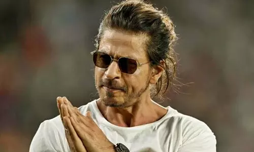 शाहरुख ने एम.एस. धोनी के साथ अपनी अप्रत्याशित समानता के बारे में बताया शाहरुख ने एम.एस. धोनी के साथ अपनी अप्रत्याशित समानता के बारे में बताया