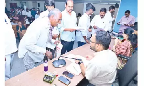 Telangana: कलेक्टर ने जन शिकायतों के त्वरित निवारण का आह्वान किया