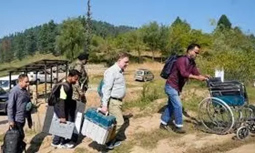 DEO कुपवाड़ा,EO ने मतदान दलों, चुनाव सामग्री की  निगरानी की
