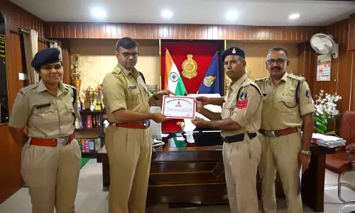 नदी के बीचो-बीच फंसे मछुआरे की बचाई जान, पुलिसकर्मी हुए सम्मानित