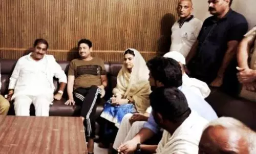 Kairana: कांग्रेस प्रत्याशी इकरा को मनाने पहुंचे Kairana: कांग्रेस प्रत्याशी इकरा को मनाने पहुंचे