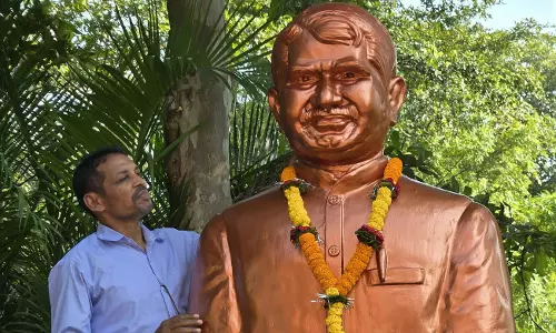पितृ पक्ष में अपने माता-पिता की मूर्ति बनाने का नया रिवाज पितृ पक्ष में अपने माता-पिता की मूर्ति बनाने का नया रिवाज