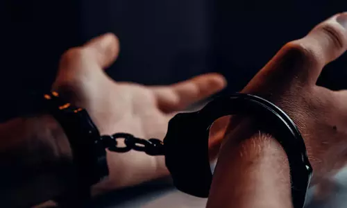 आवासीय भूमि पर सीएनजी स्टेशन की पेशकश के लिए तीन को गिरफ्तार किया