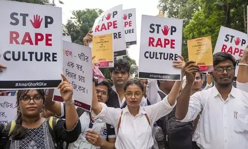 WB: पश्चिम बंगाल के जूनियर डॉक्टरों ने ‘पूरी तरह काम बंद’ किया WB: पश्चिम बंगाल के जूनियर डॉक्टरों ने ‘पूरी तरह काम बंद’ किया