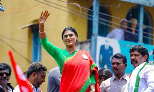 Andhra : एपीसीसी प्रमुख वाईएस शर्मिला रेड्डी ने कहा, तिरुपति लड्डू विवाद की सीबीआई जांच की जरूरत Andhra : एपीसीसी प्रमुख वाईएस शर्मिला रेड्डी ने कहा, तिरुपति लड्डू विवाद की सीबीआई जांच की जरूरत