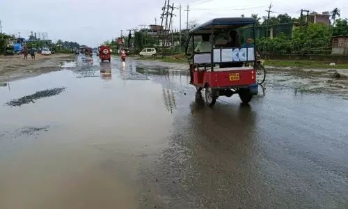 Assam Demo: बड़े गड्ढे में बारिश का पानी भरने से निवासी चिंतित Assam Demo: बड़े गड्ढे में बारिश का पानी भरने से निवासी चिंतित