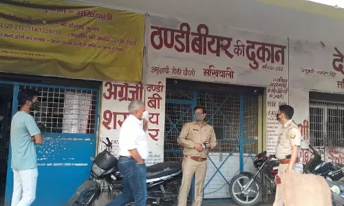 Muzaffarnagar: प्रशासन ने भोपा रोड पर शराब का ठेका सील किया