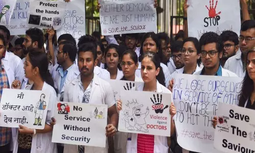 बंगाल के जूनियर डॉक्टरों ने ‘पूरी तरह काम बंद’ किया