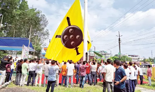Assam : कोकराझार में ऑल बोडो स्टूडेंट्स यूनियन का विशाल झंडा 75 फीट से भी ऊंचा लहराया गया
