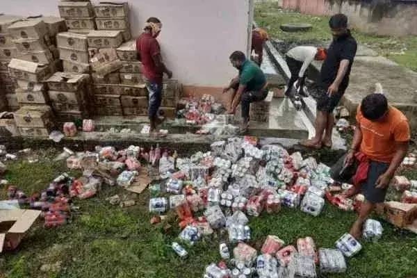 Godda: 26 लाख की एक्सपायरी बियर को किया गया नष्ट Godda: 26 लाख की एक्सपायरी बियर को किया गया नष्ट