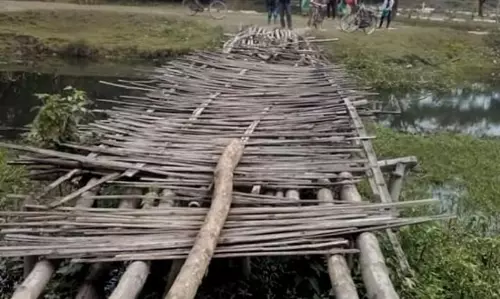 Assam : रुकनी नदी पर बने कंक्रीट पुल के ढहने के बाद भारी बारिश में बांस से बना Assam : रुकनी नदी पर बने कंक्रीट पुल के ढहने के बाद भारी बारिश में बांस से बना