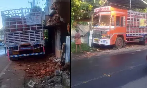 Kottayam:: गैस सिलेंडर एक लॉरी एक घर से जा टकराई