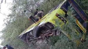 Almora: अनियंत्रित होकर खाई में लटकी बस, यात्रियों में मची चीख-पुकार
