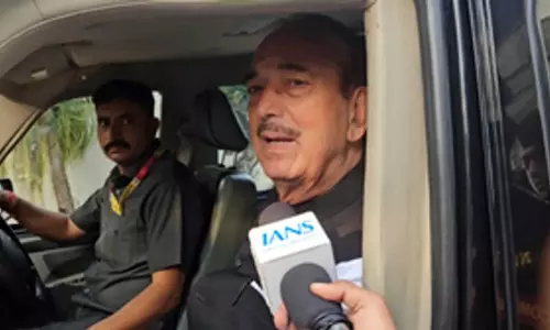 गुलाब नबी आजाद ने की अधिक से अधिक मतदान की अपील, पहली बार वोट डालने आए युवाओं में दिखा उत्साह